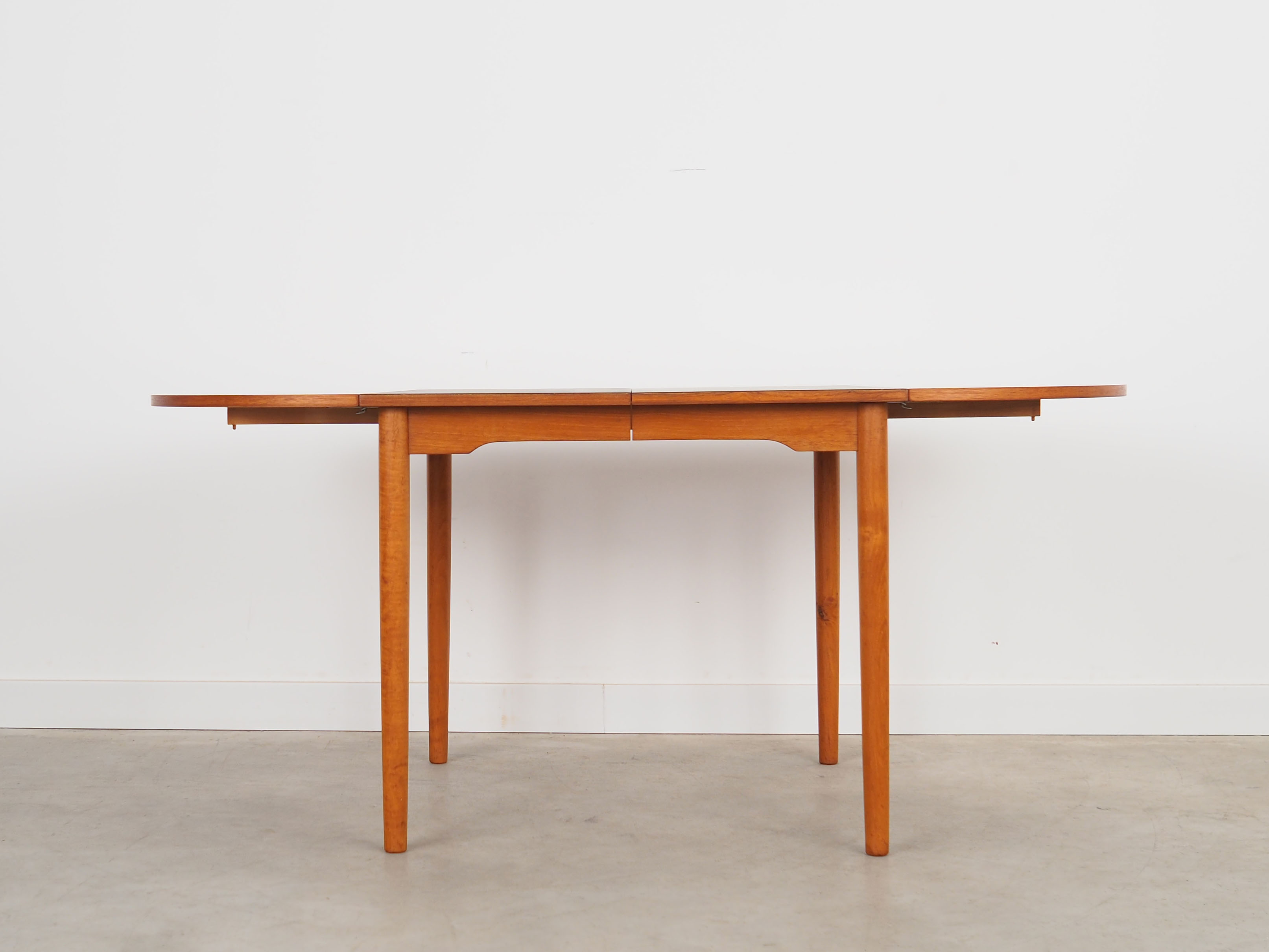 Table en teck, design danois, années 1970, production: Danemark