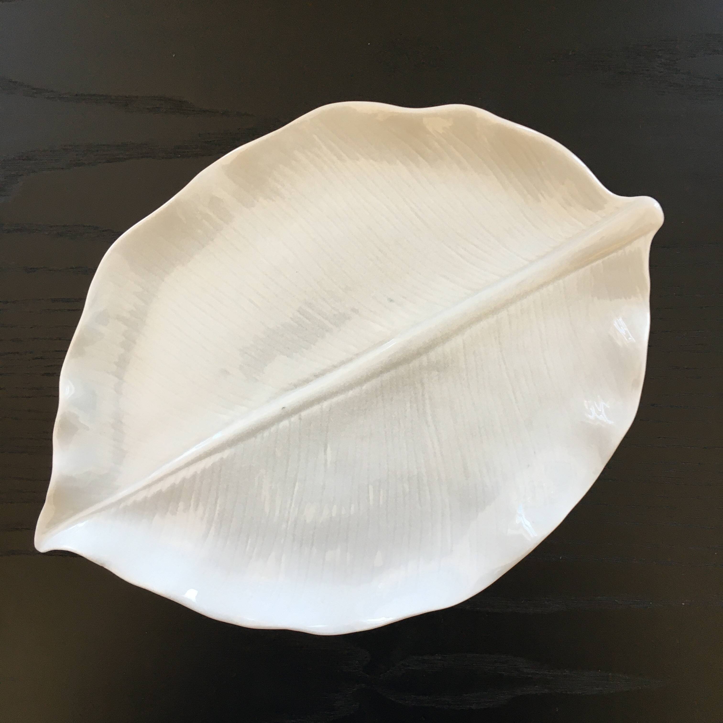 Porcelain ribbed leaf dish