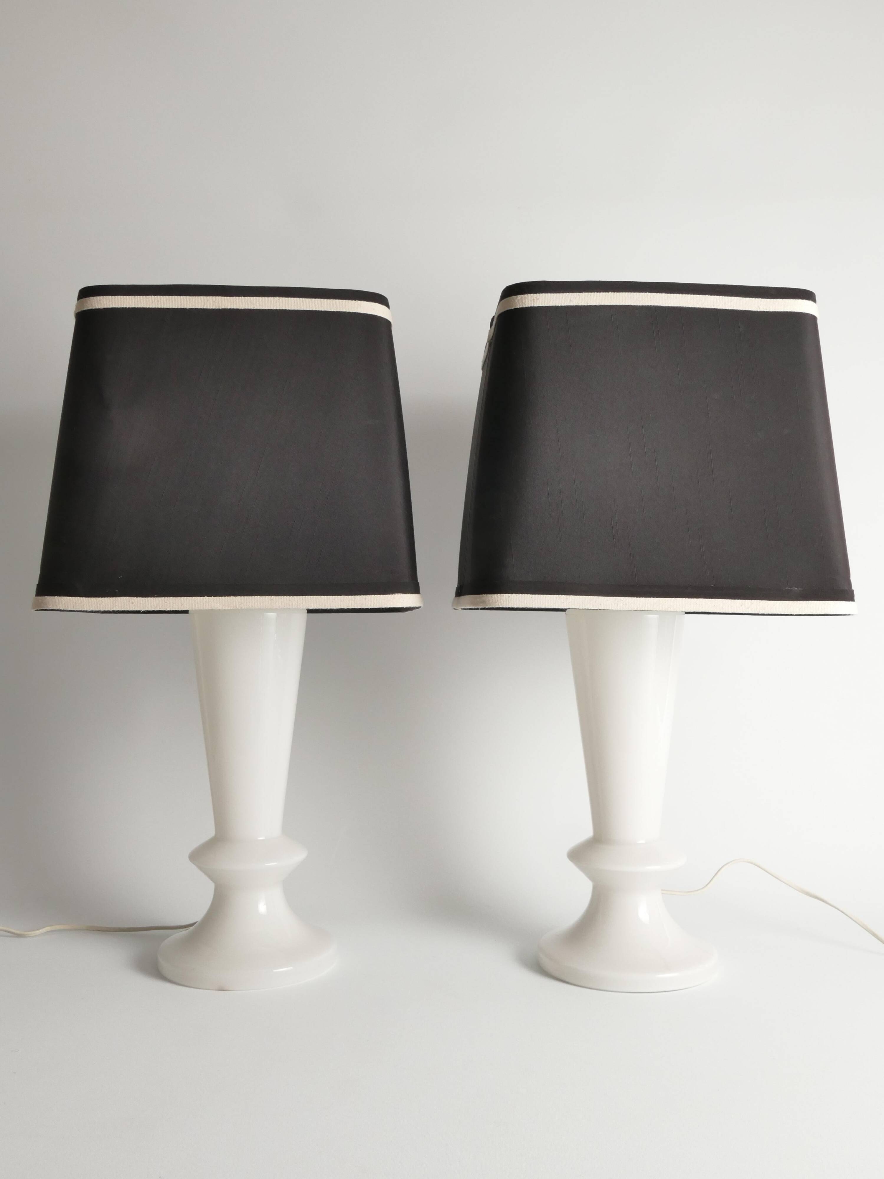 Paire de lampes de table en verre opalin de style mid-century moderne, Suède, ensemble de 2