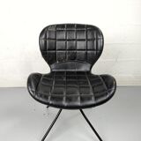 Chaise en cuir noir Zuiver