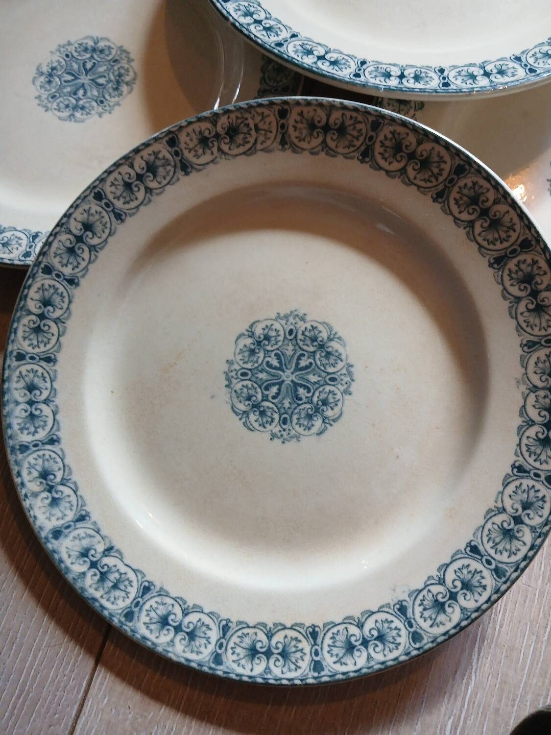 10 old flat plates Terre de fer
