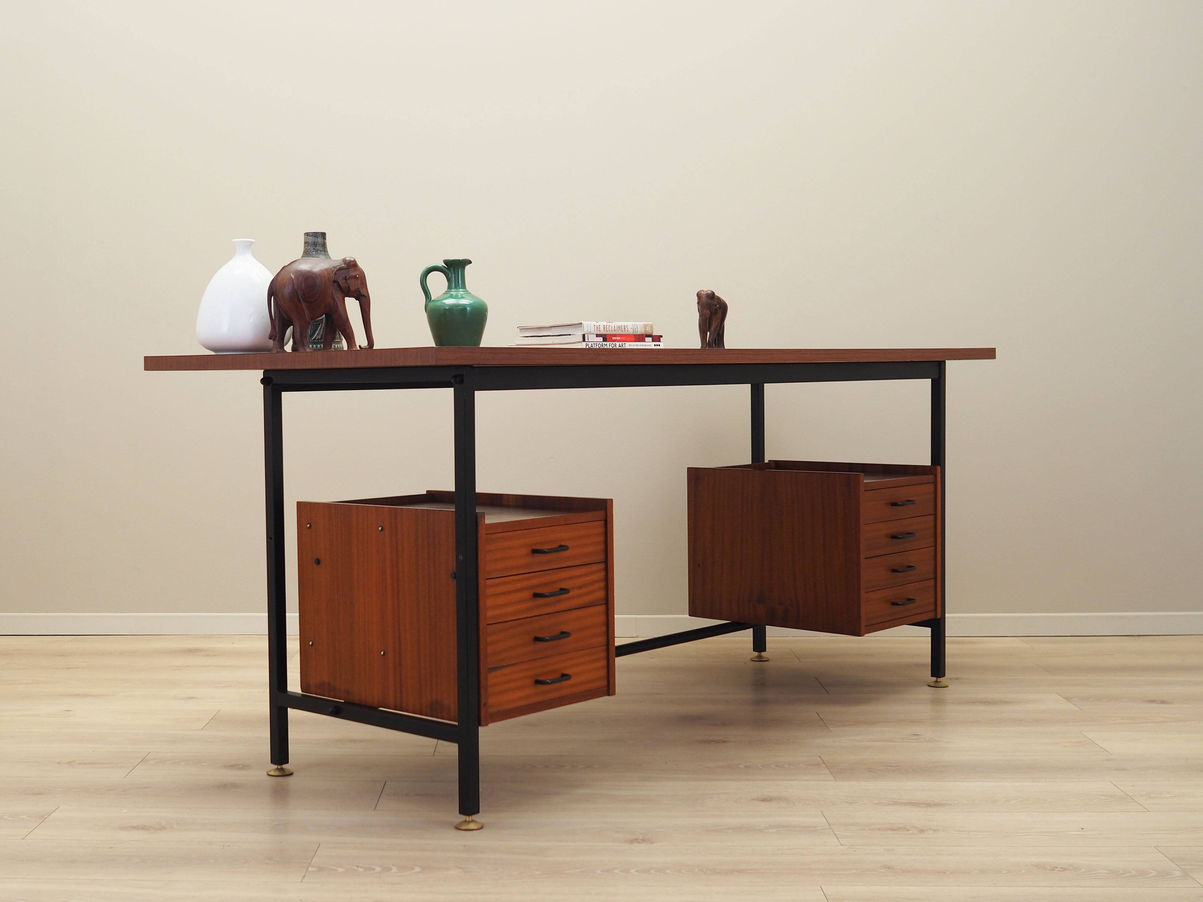 Bureau en acajou, design italien, années 1970, production : Italie