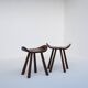 Ensemble de deux tabourets en bois sculptés à la main avec poignées.