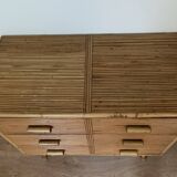 Commode 3 tiroirs en rotin / bambou attribuée à adrien audoux et frida minnet. Circa 1950