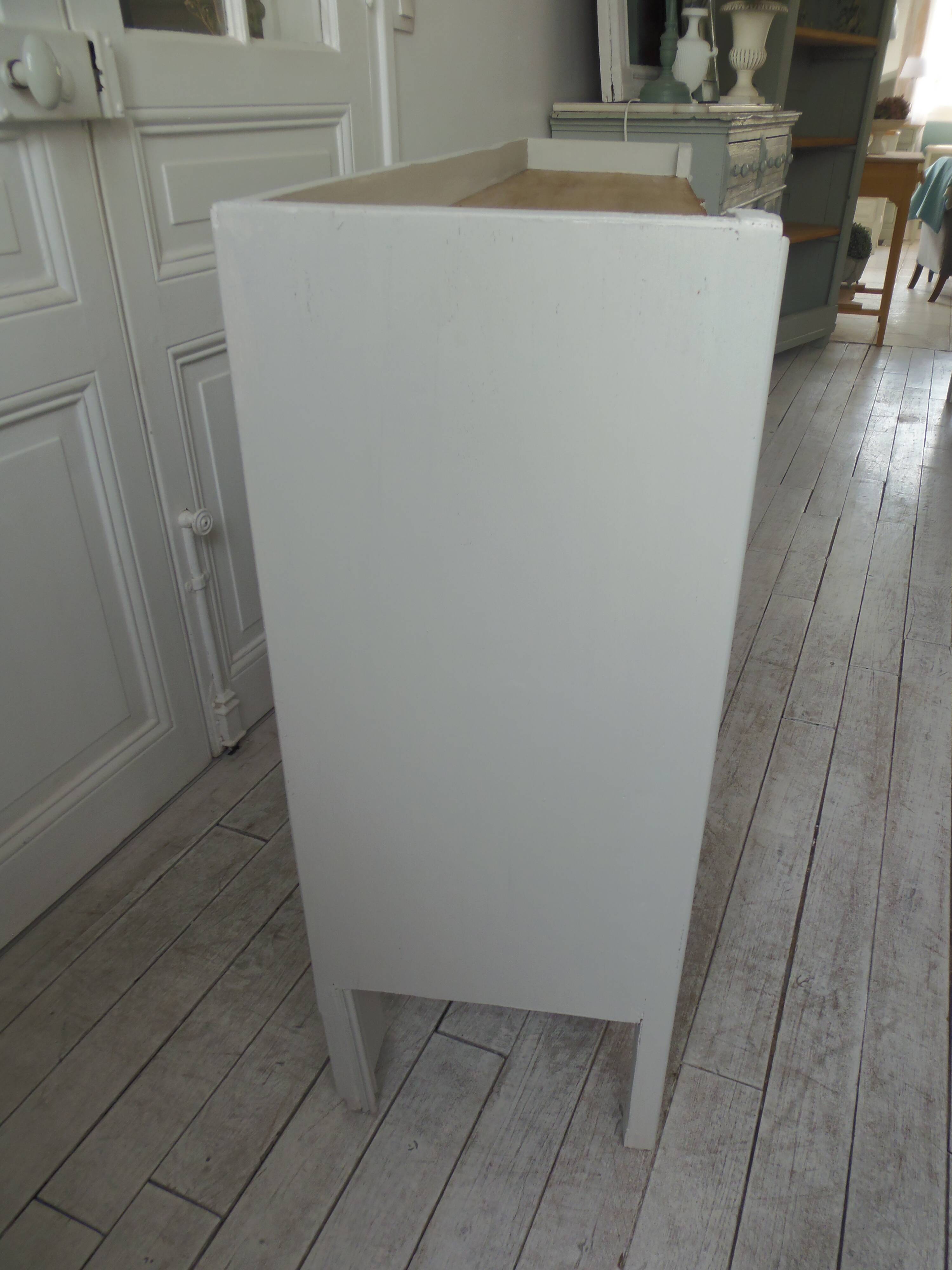 Vitrine, console vintage réenchantée en gris perle, plateau bois.