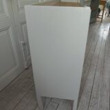 Vitrine, console vintage réenchantée en gris perle, plateau bois.