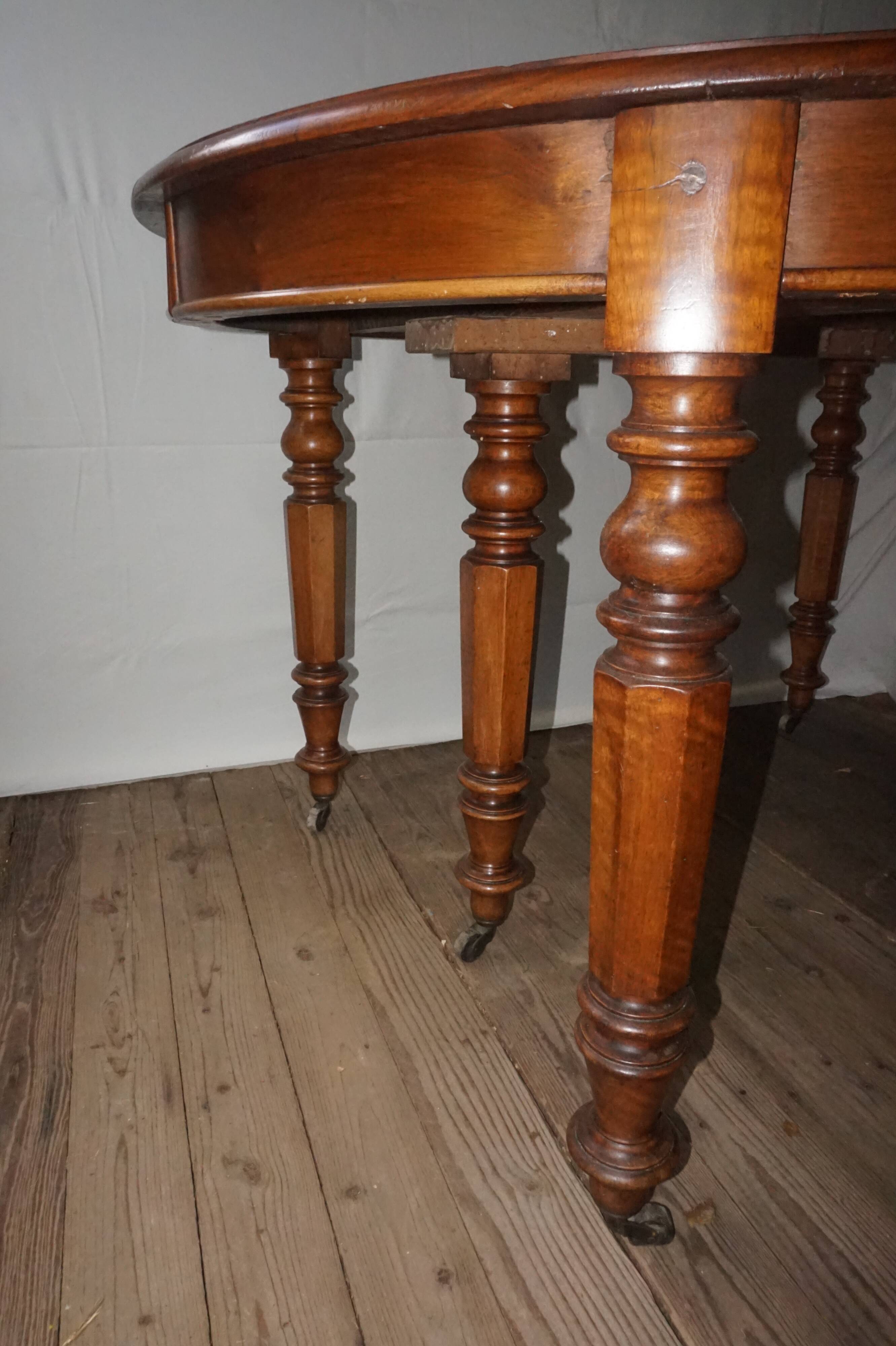 Oval table with 6 legs