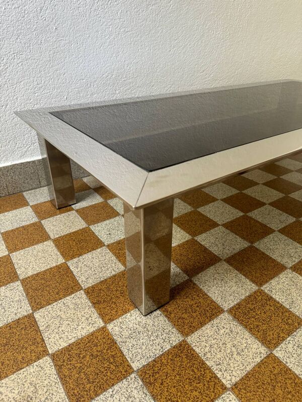 Table basse rectangulaire acier chromé et verre fumé années 70