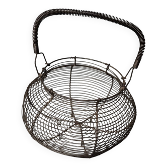 Twisted wire balloon basket