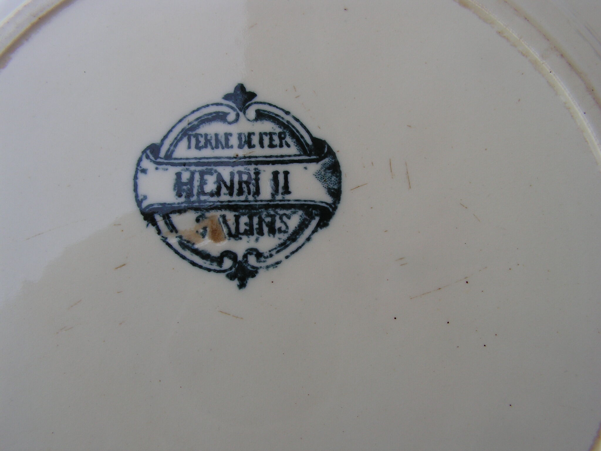 Flat plate in faience iron earth Henri II