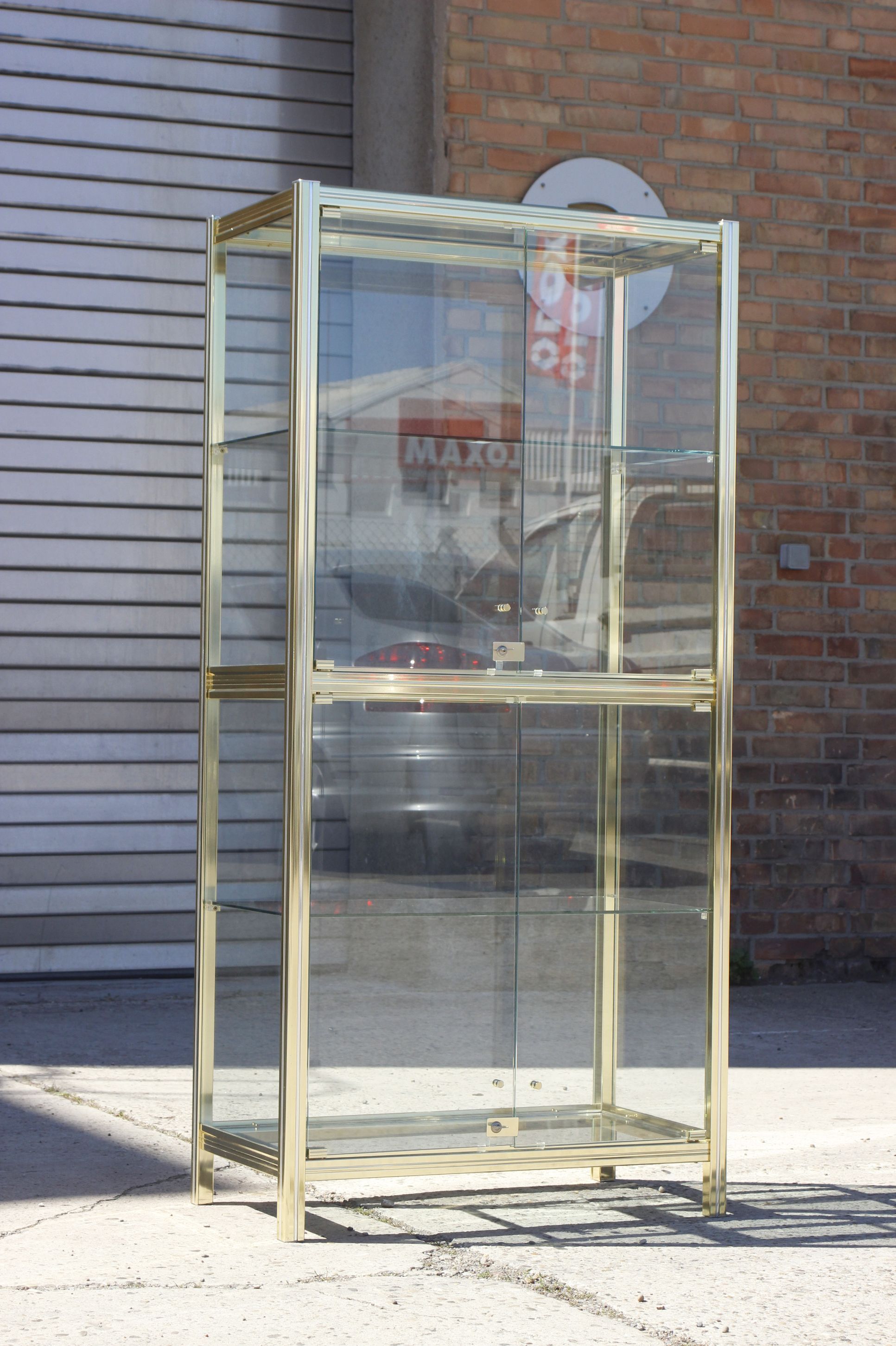 Vitrine vintage en laiton doré et verre, 1970s