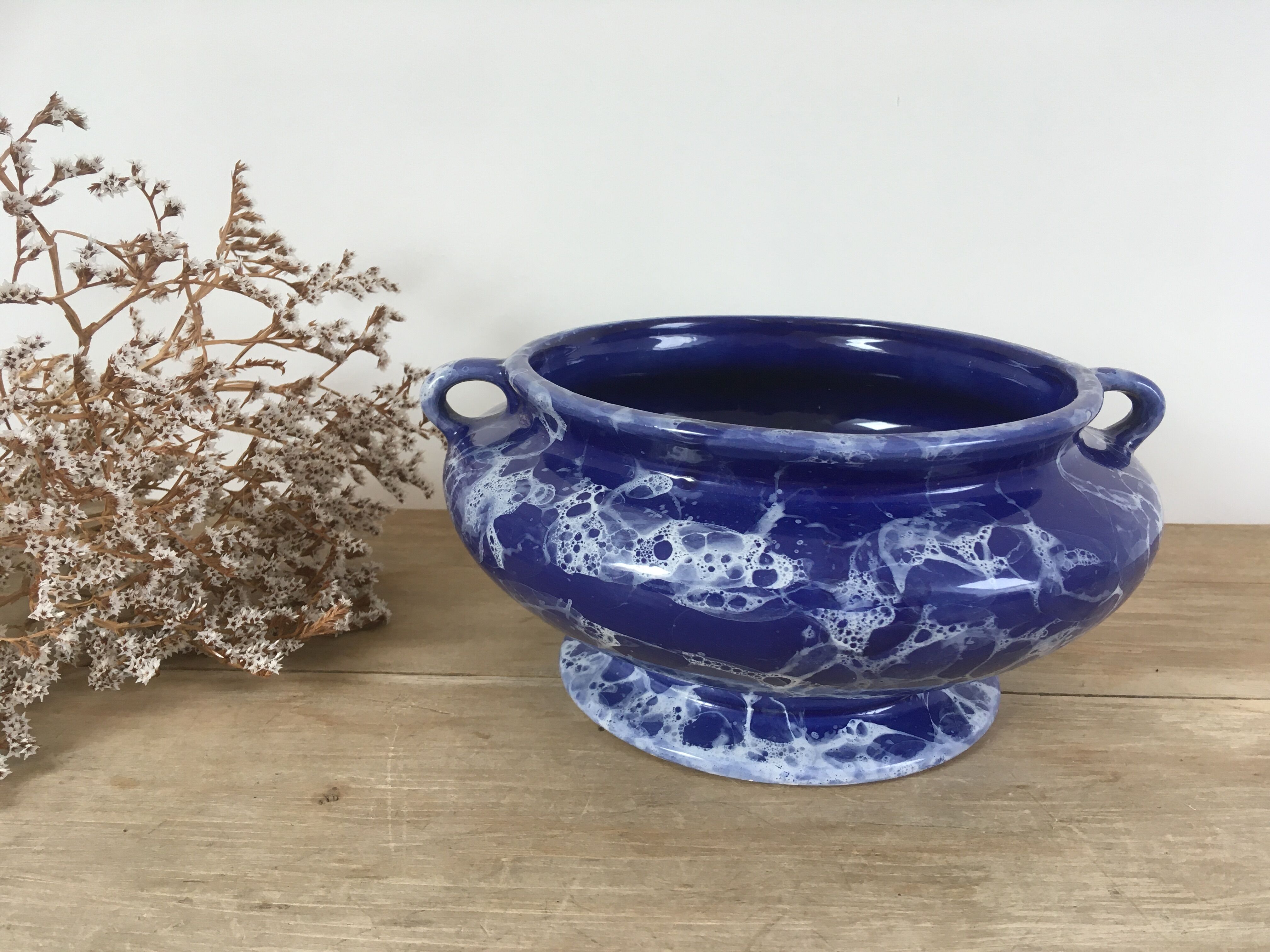 Blue & white marbled ceramic vase, pot cover