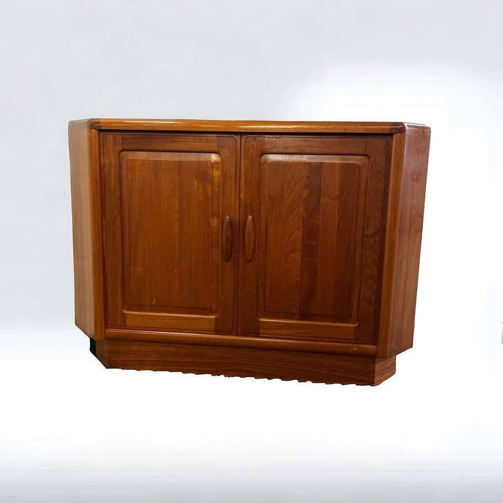 Meuble d'angle vintage dyrlund en teck /. armoire