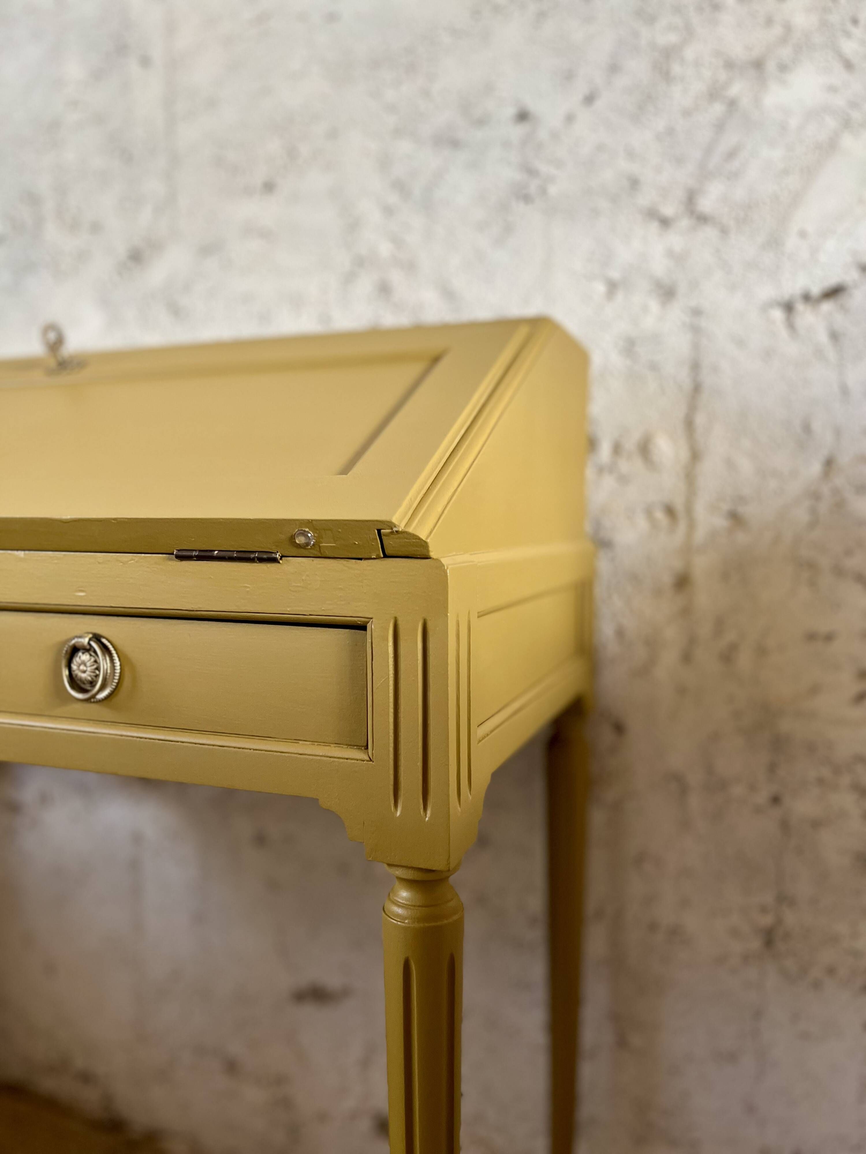 Petit bureau secrétaire style Louis XVI jaune moutarde