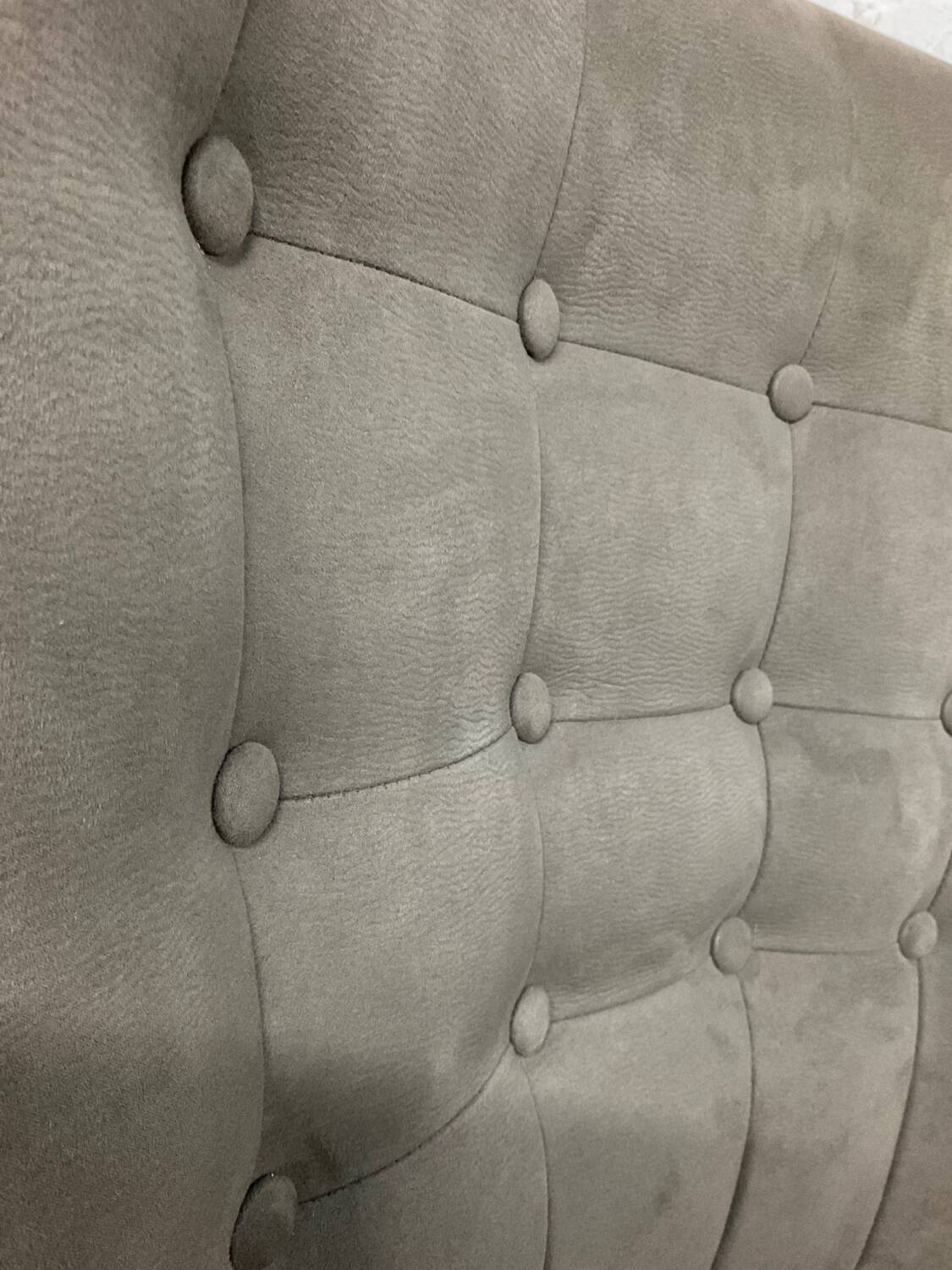 Swivel armchair in velvet fabric and metal