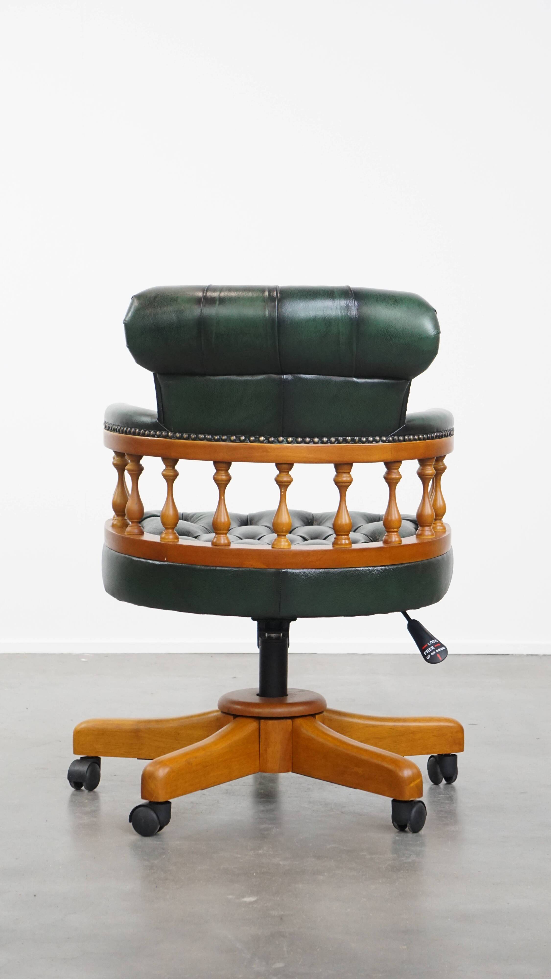 Chaise de bureau Chesterfield verte en cuir de vachette sur roulettes