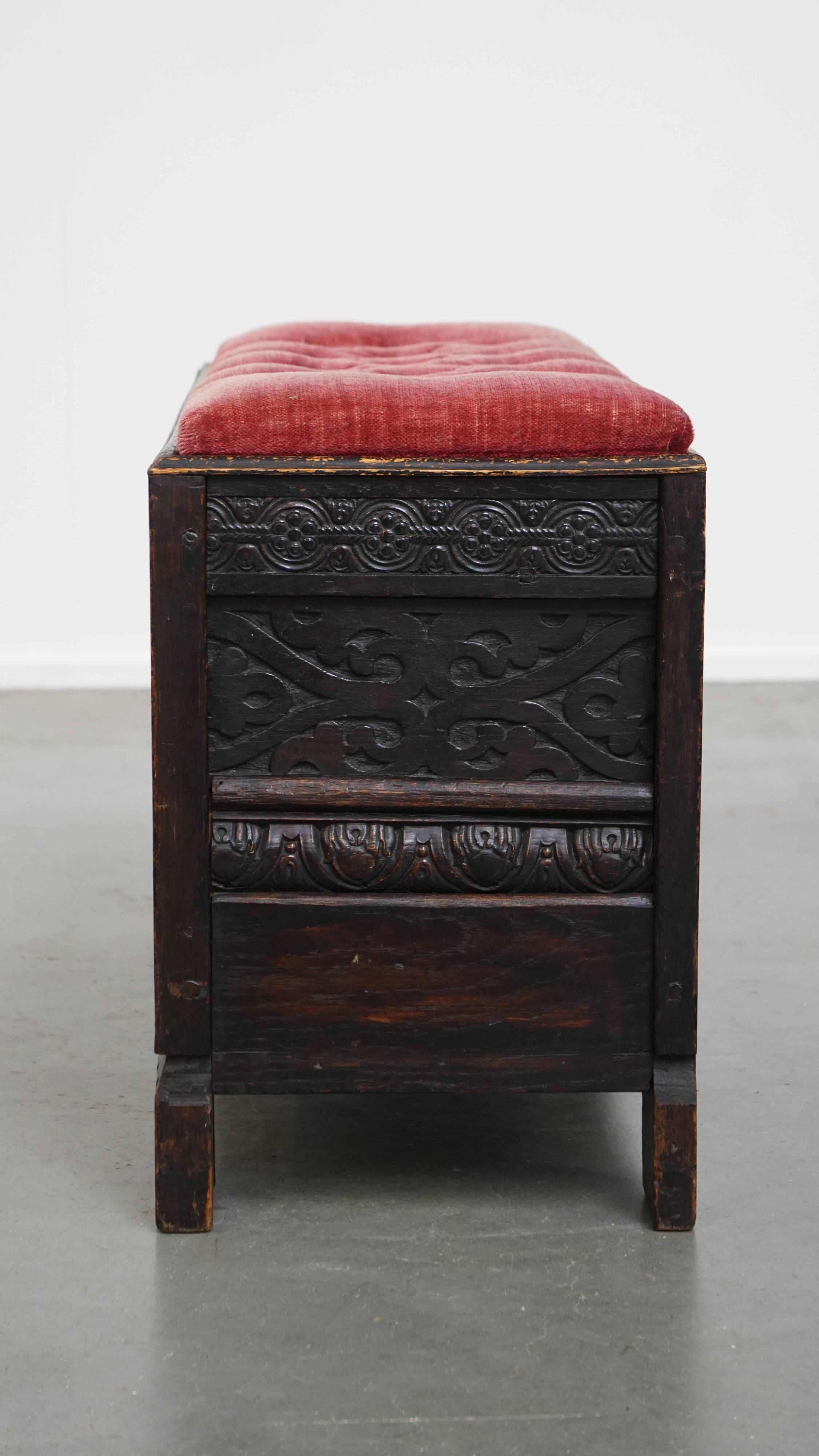 Banc/coffre anglais antique avec siège capitonné rouge