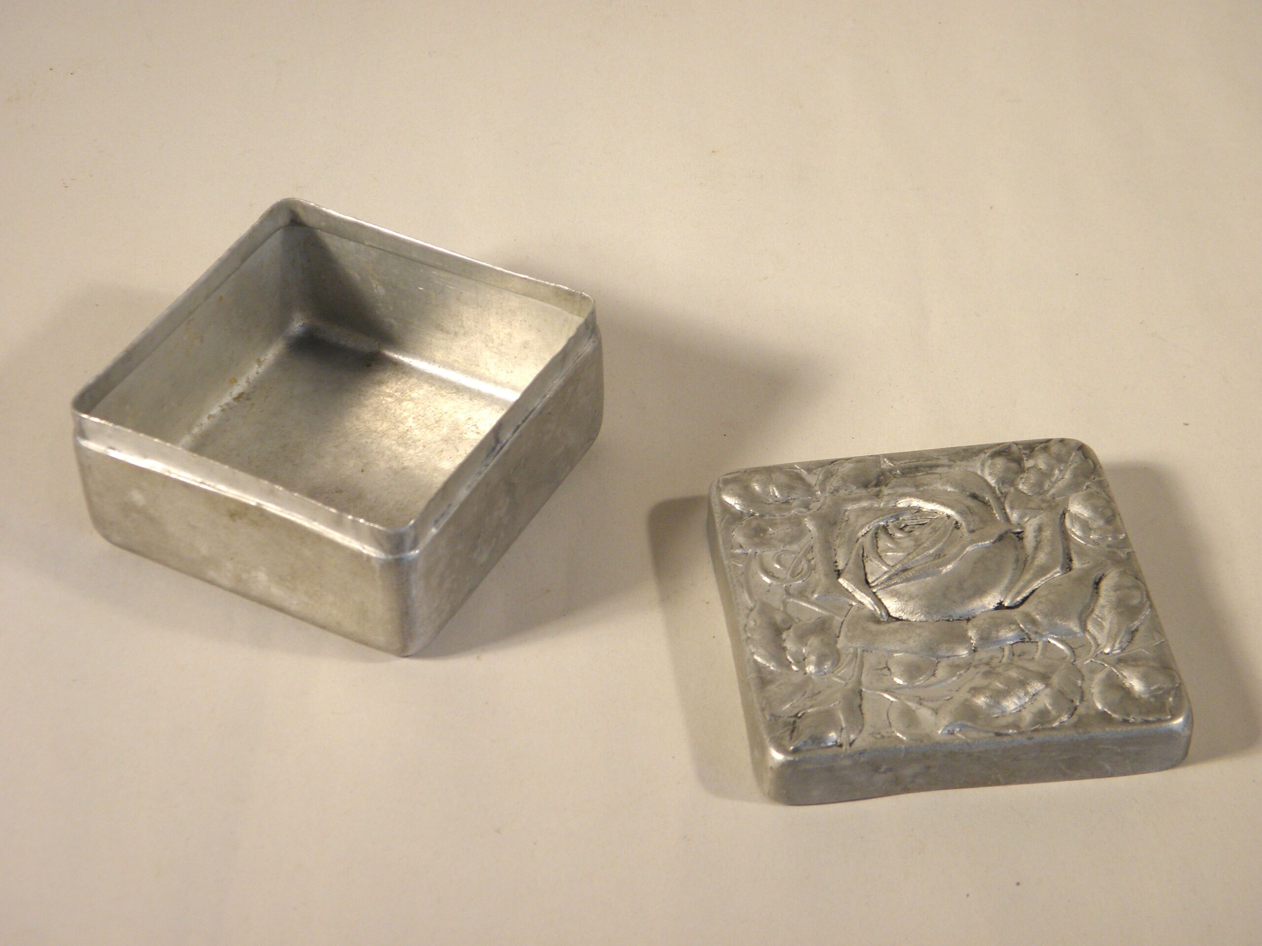 Metal box years 30 7 x 7 cm