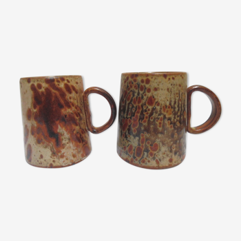 Two mugs in sandstone