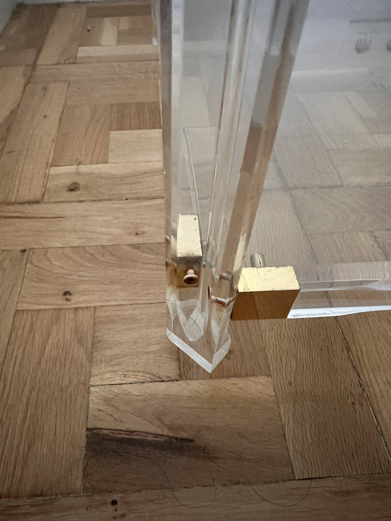 2 side tables in plexiglass, glass, and brass.