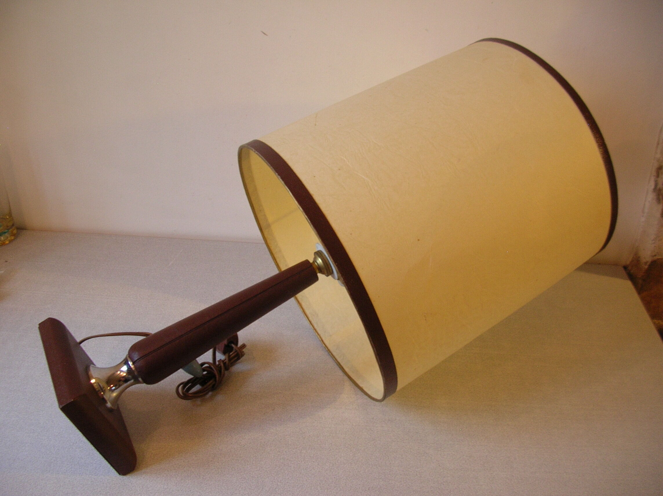 Ancienne lampe de bureau salon en cuir marron signée Le Tanneur France 57 cm