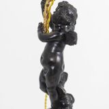 Lampe en bronze représentant un putti, socle en marbre. Circa 1880.