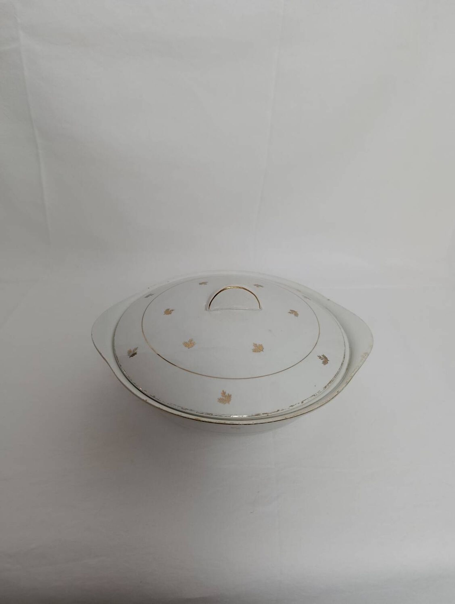 Soupière faïence blanche et motif doré