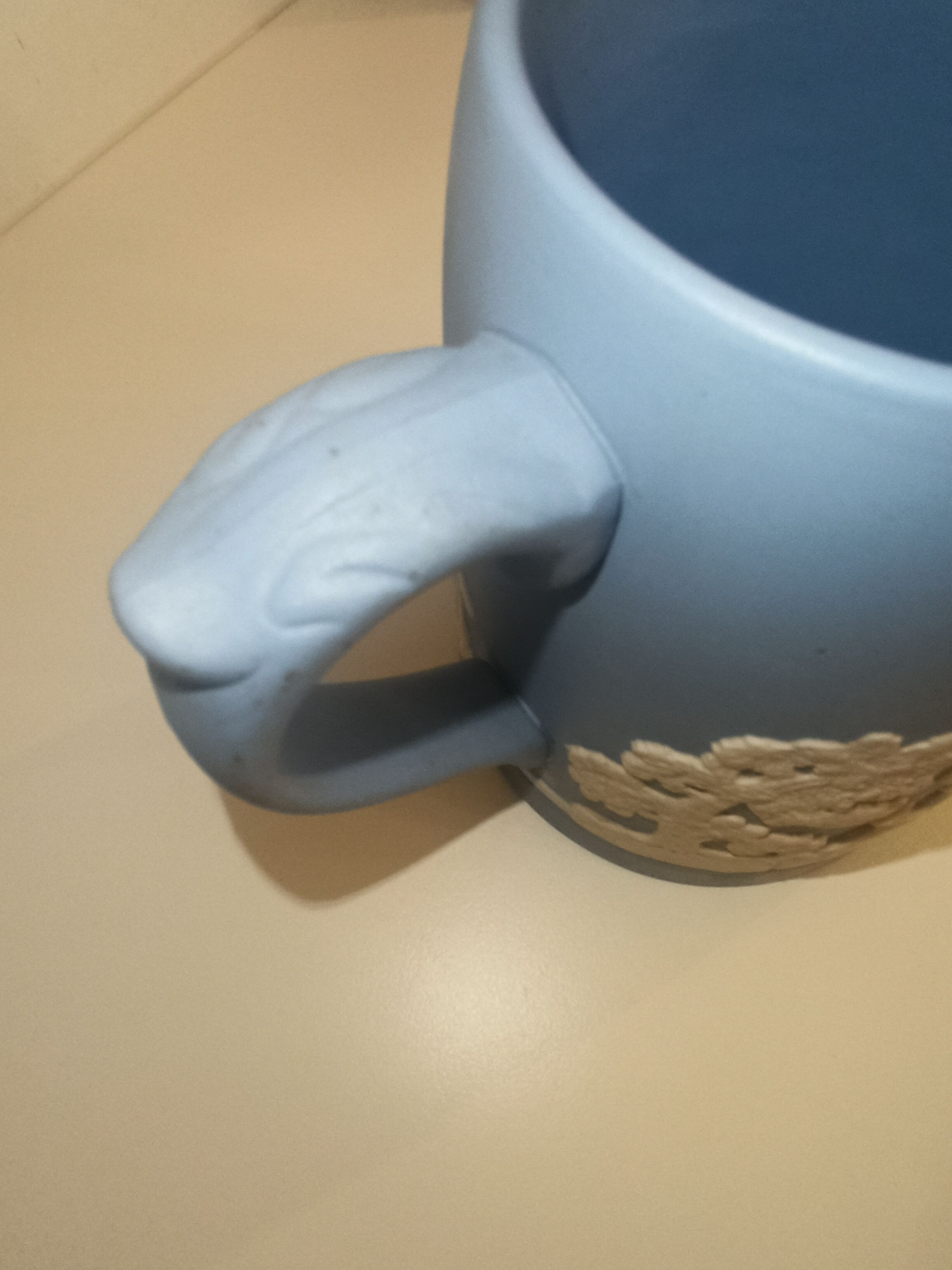 Chope, mug en jaspe. wedgwood, fabrication anglaise. scènes de chasse en relief