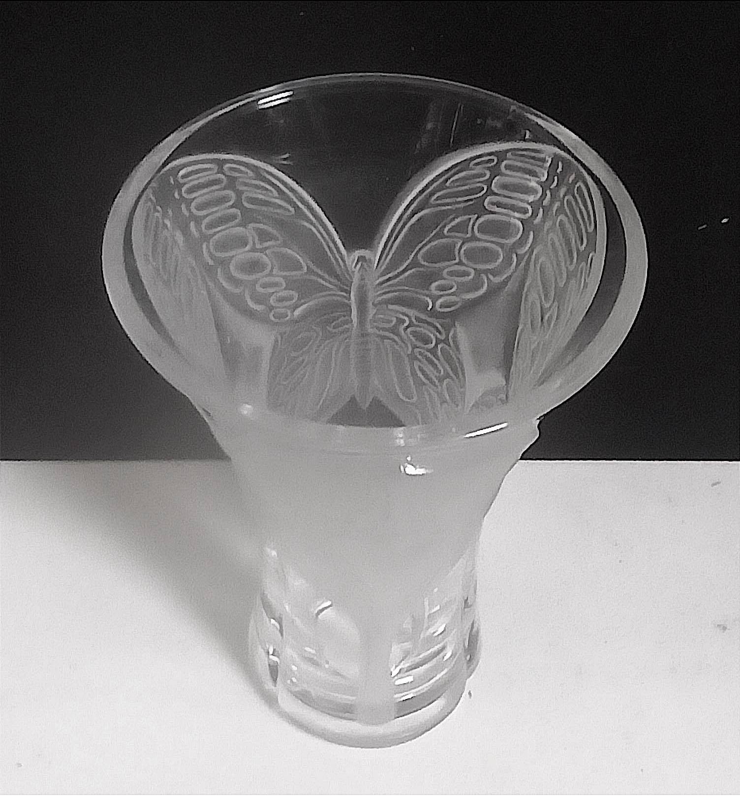 Cristal d'Arques vase with frosted glass butterfly relief Height 20 cm