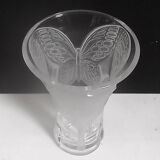 Vase Cristal d'Arques avec papillon relief en verre dépoli  Hauteur 20 cm