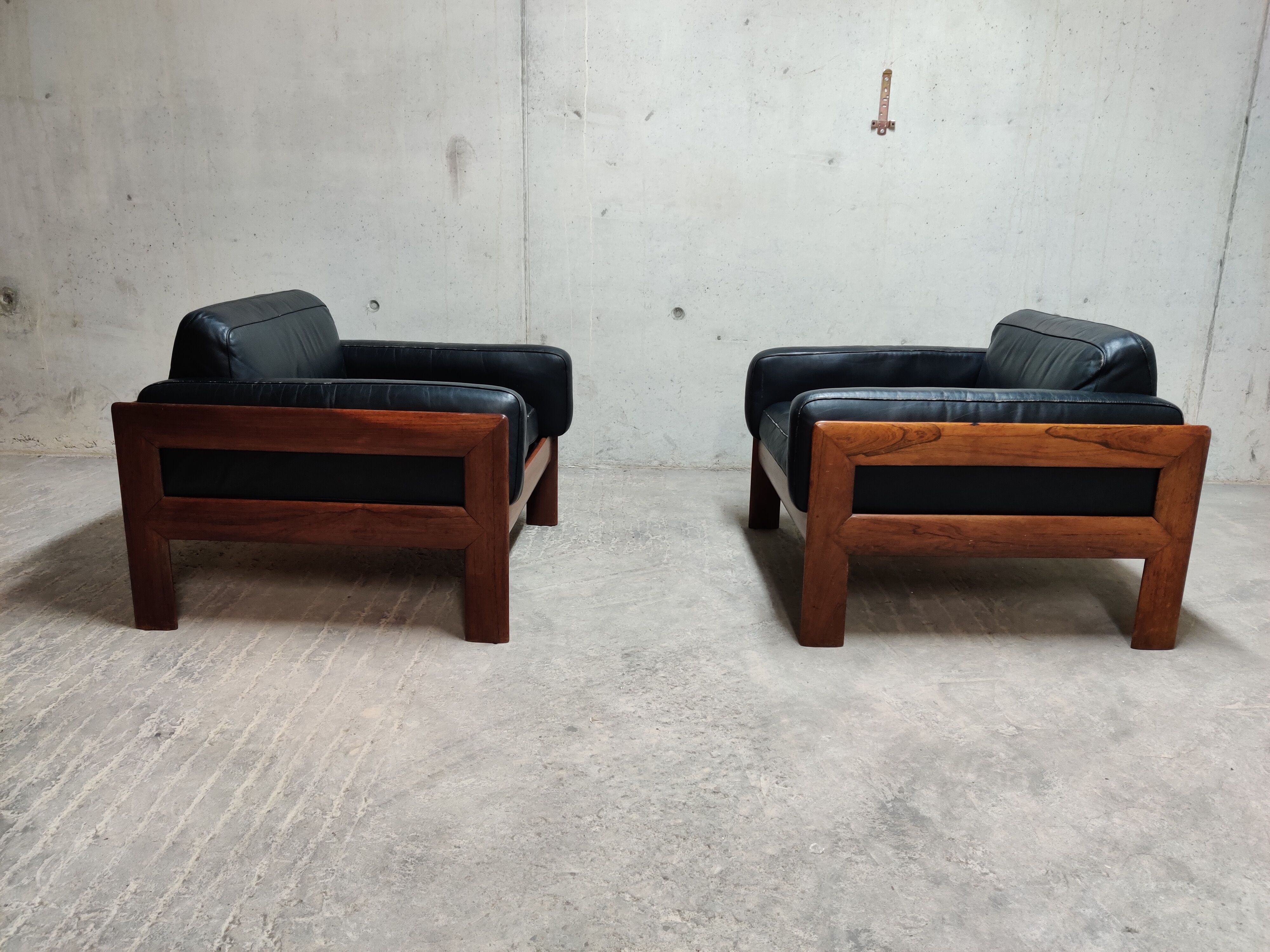 Paire de fauteuils en cuir années 1960