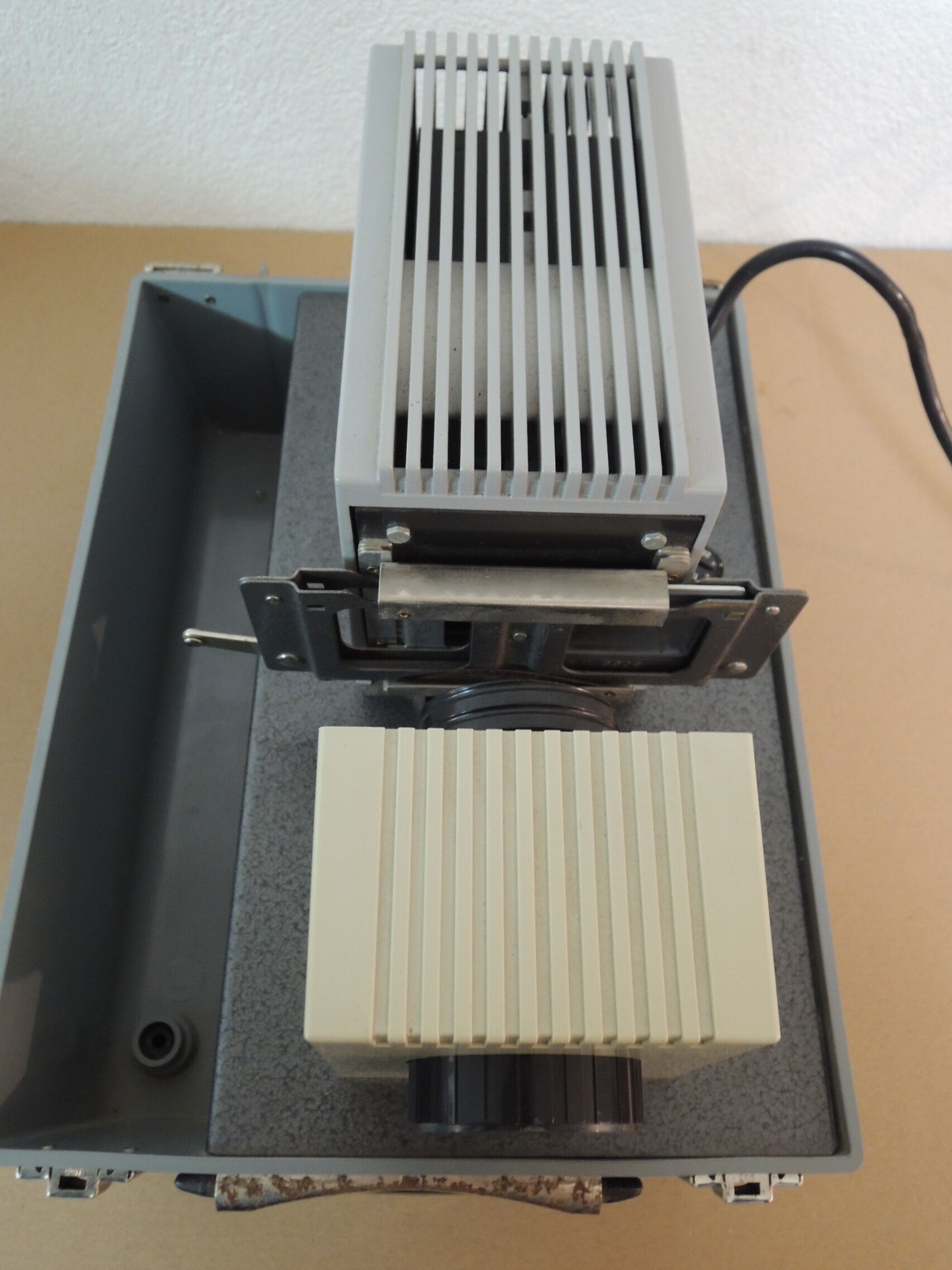 Prestrinox slide projector