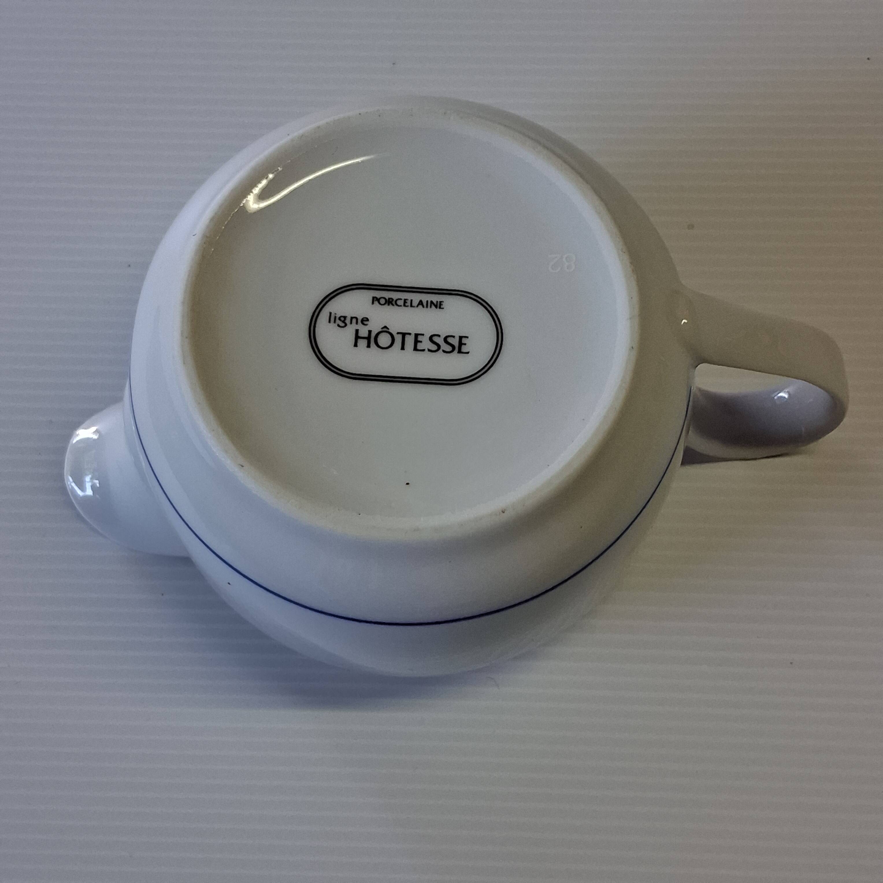 Very pretty white porcelain sauceboat in very good condition.