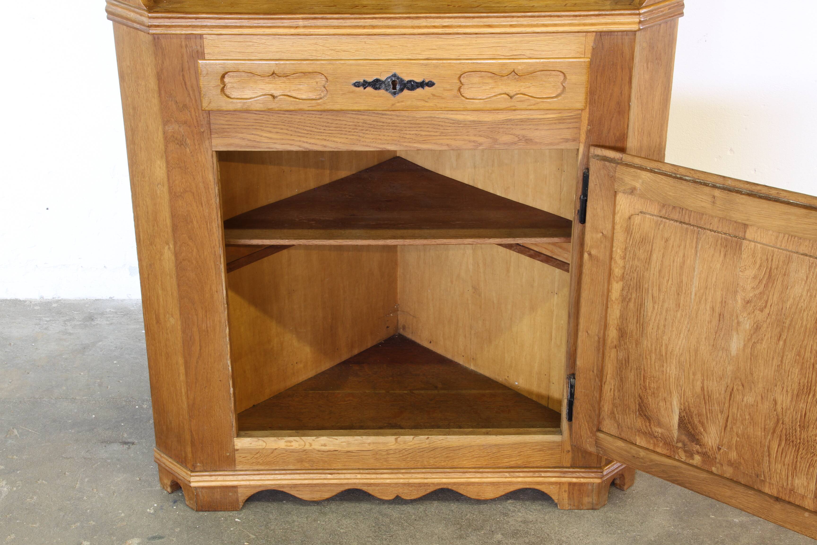 Cabinet d'angle vintage des années 1960 en chêne massif dans le style de Kjærnulf, design danois moderne.