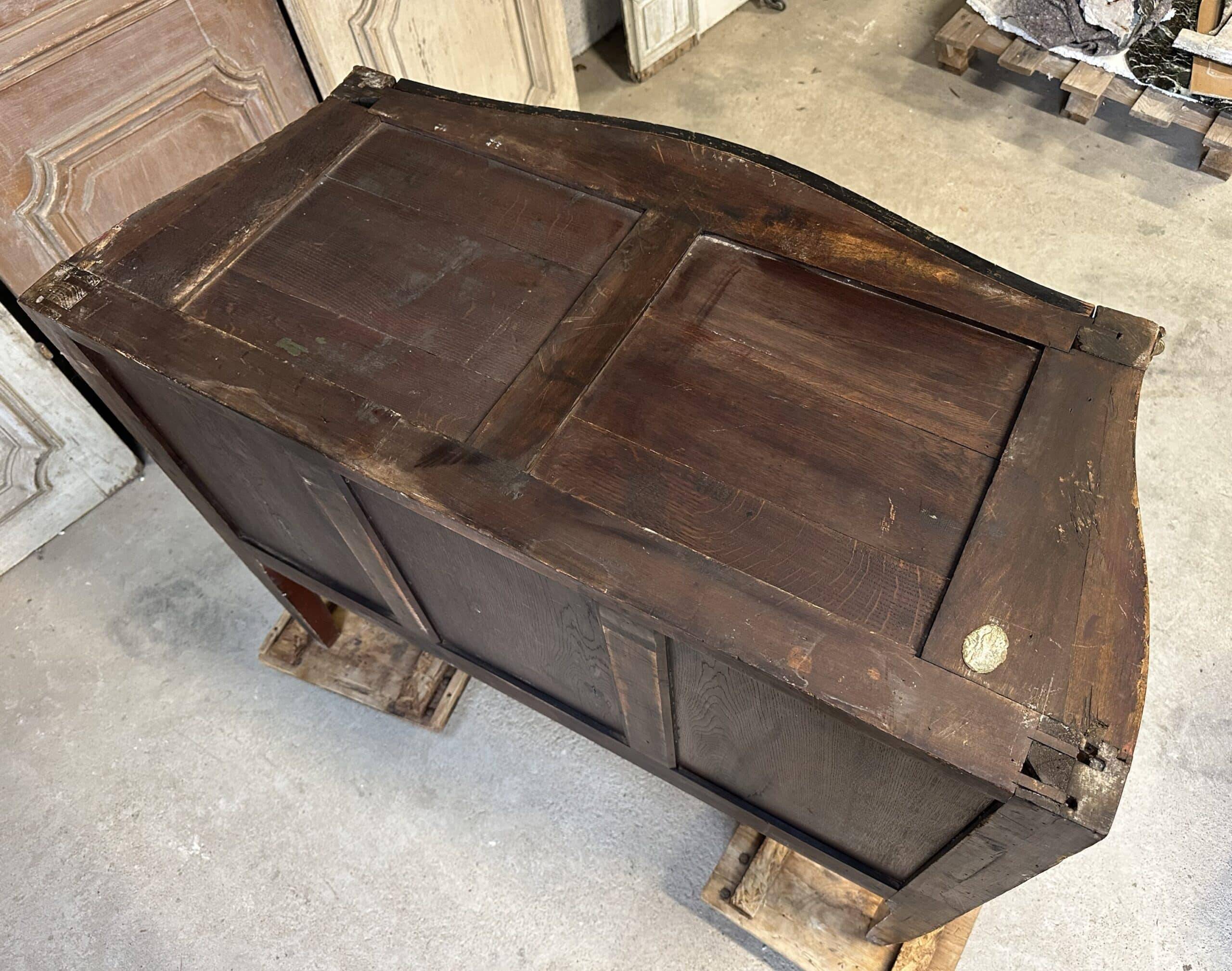 Louis XV style commode in red lacquer from the 1900s.