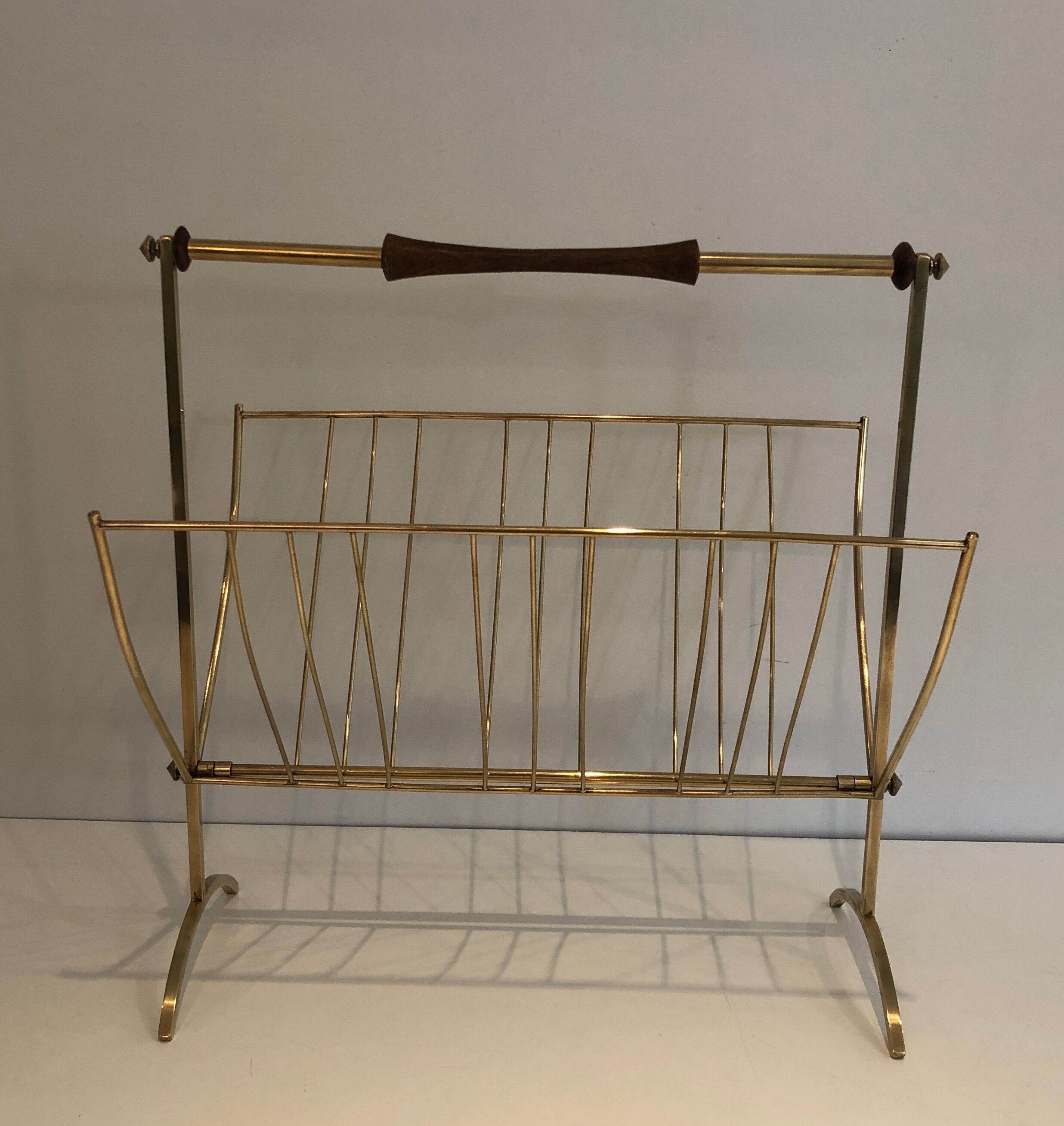 Porte-revues pliant en laiton et bois vers 1960
