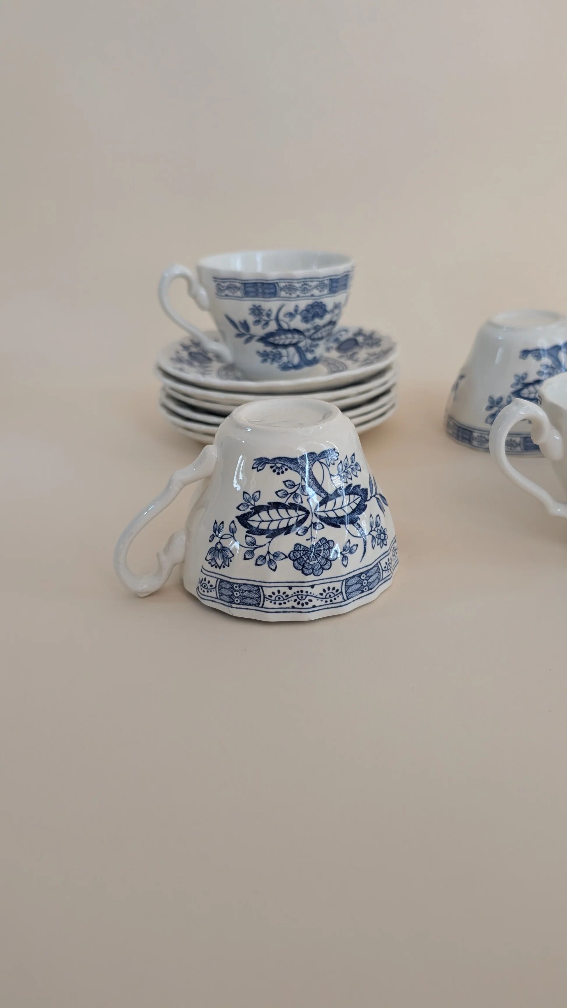 Ensemble de 6 tasses à café et son pot à lait