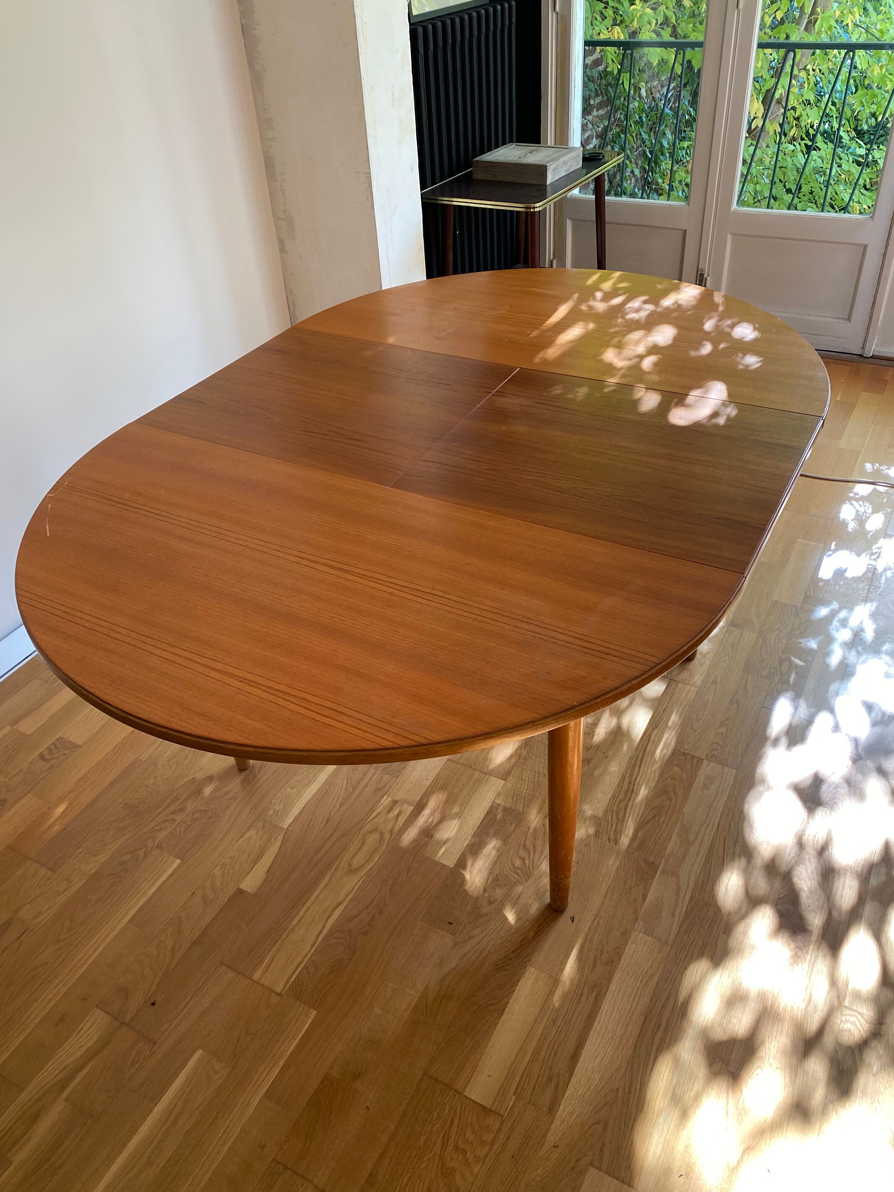 Extendable teak round table