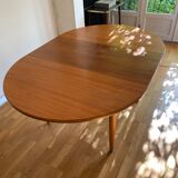 Extendable teak round table