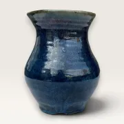 Vase artisanal en grès émaillé bleu, signé