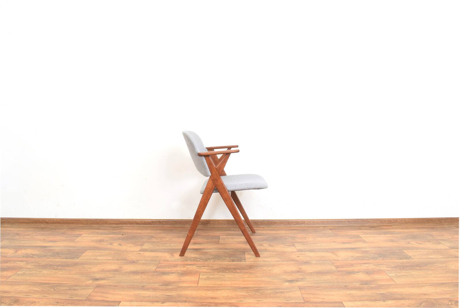 Chaise de salle à manger en chêne suédois du milieu du siècle de Broderna Johansson, années 1960.
