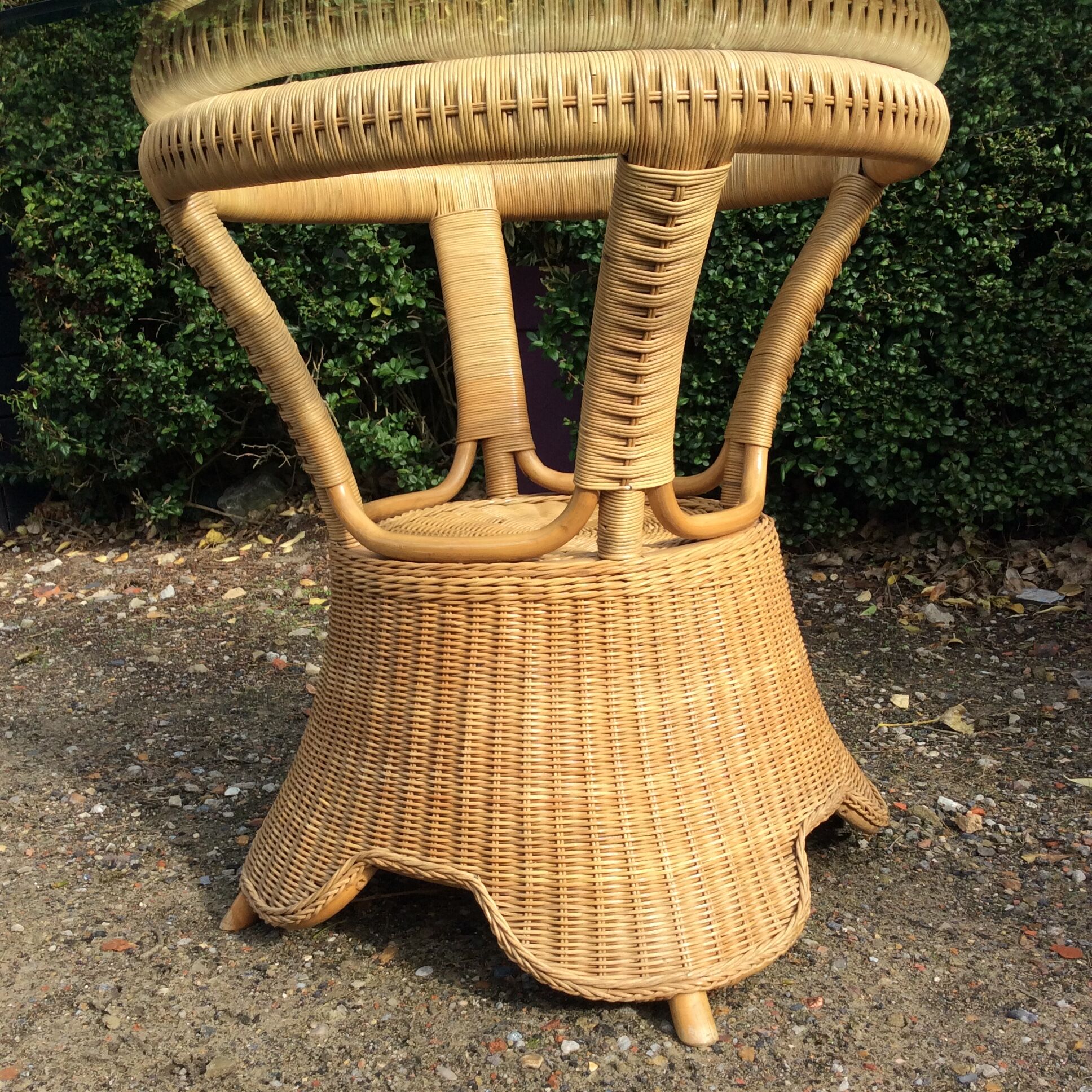 Vintage rattan set dining table and its 6 chairs