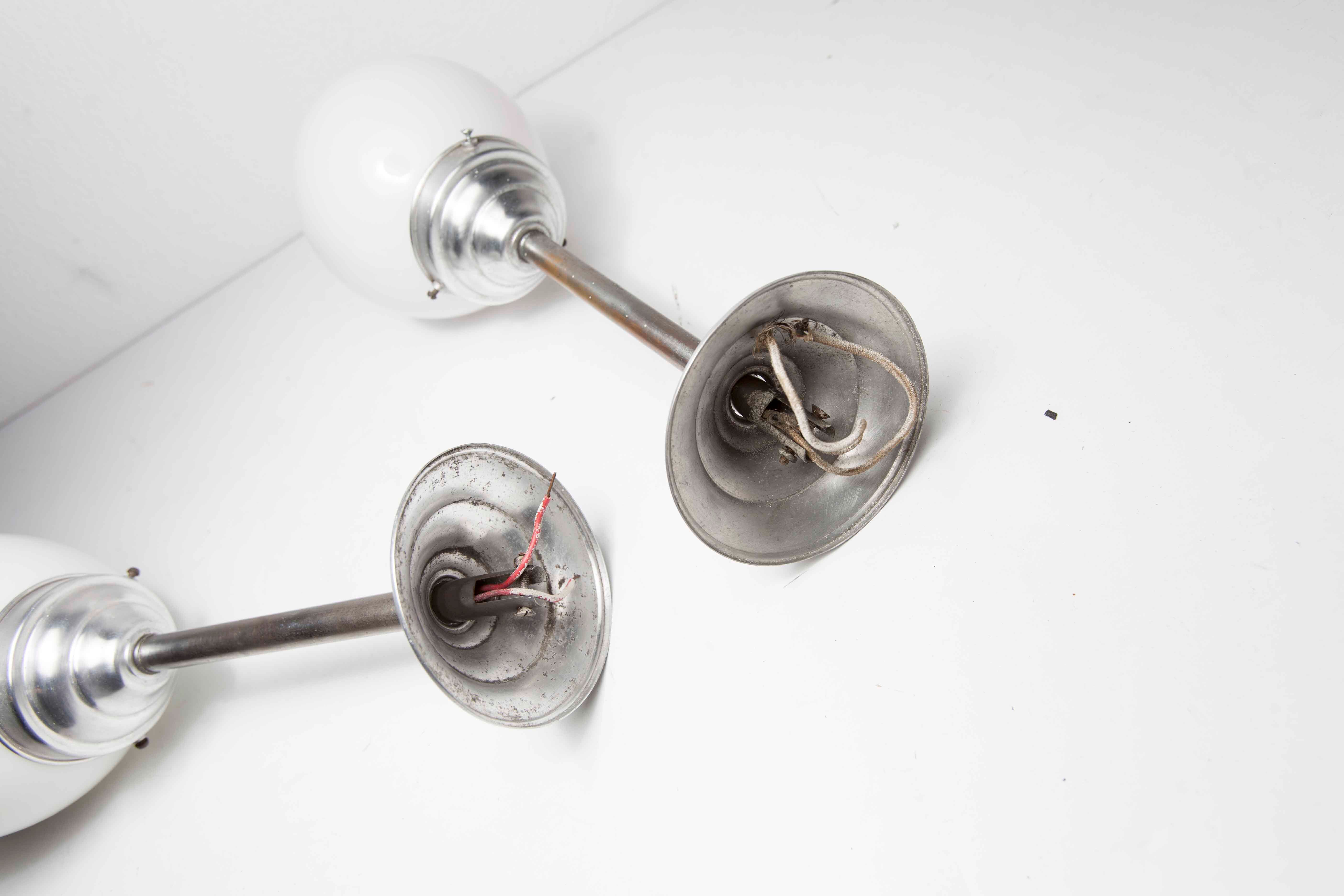 Paire de plafonnier boule 1950 chrome et opaline blanche