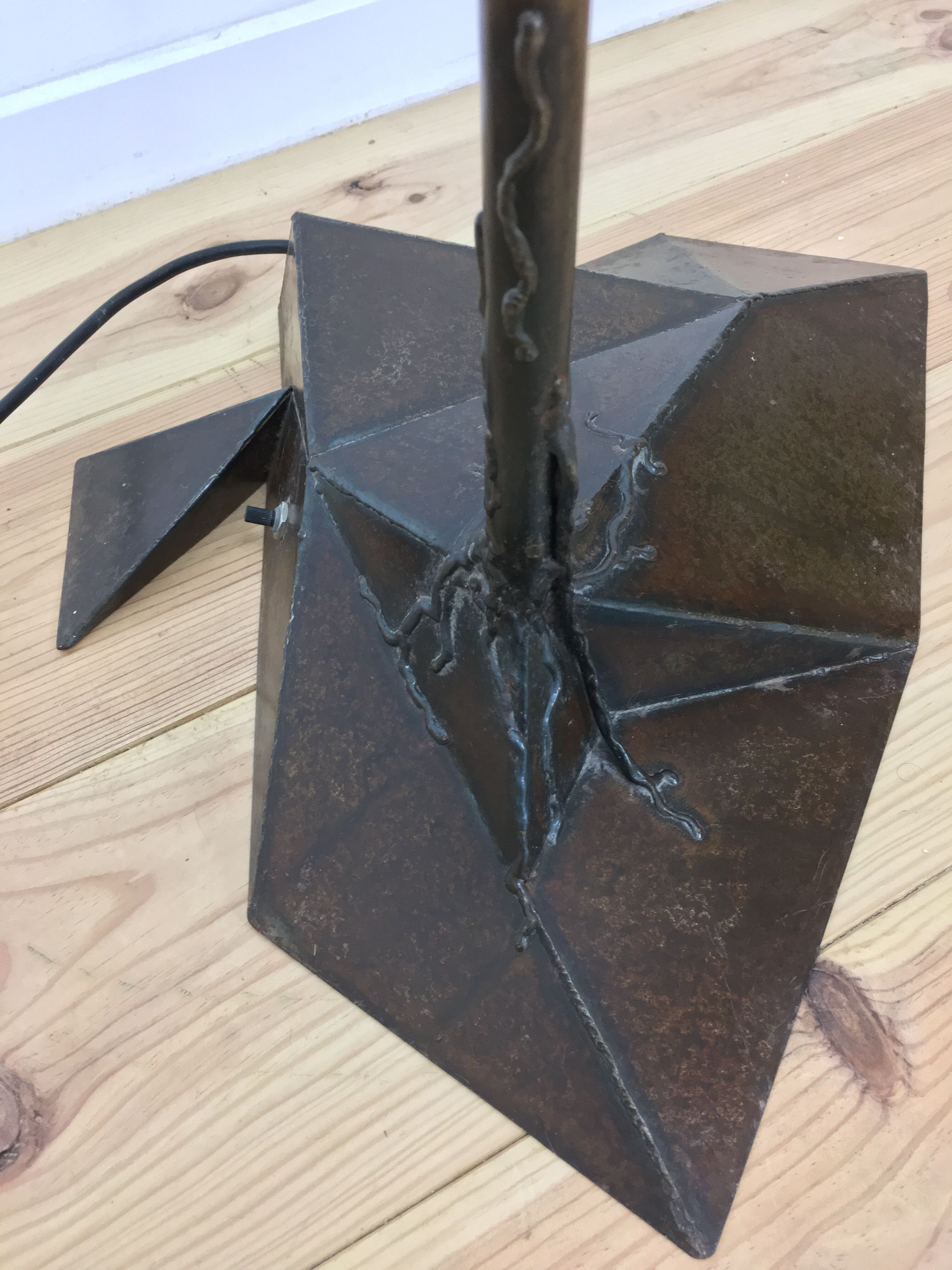 Metallic flower lamppost