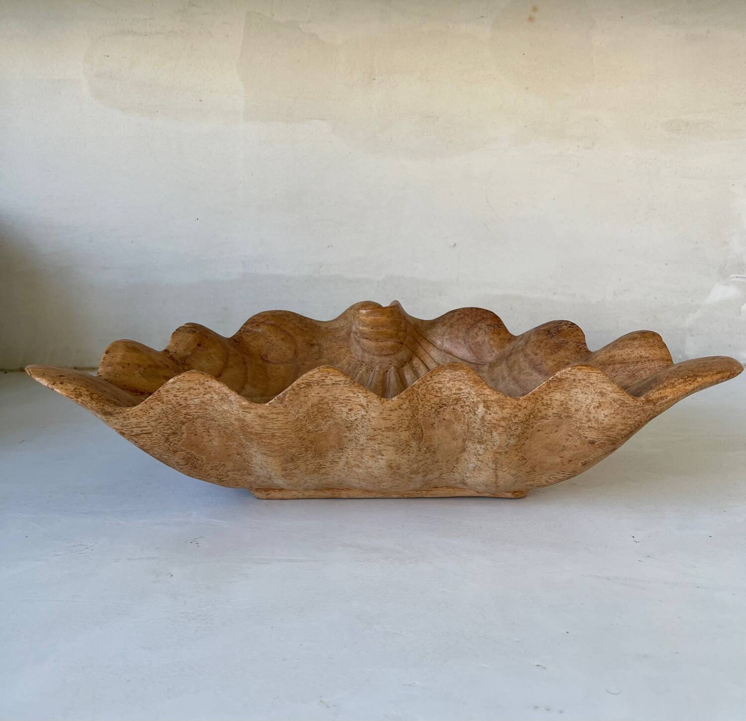 Coupe bénitier ancienne en bois sculpté