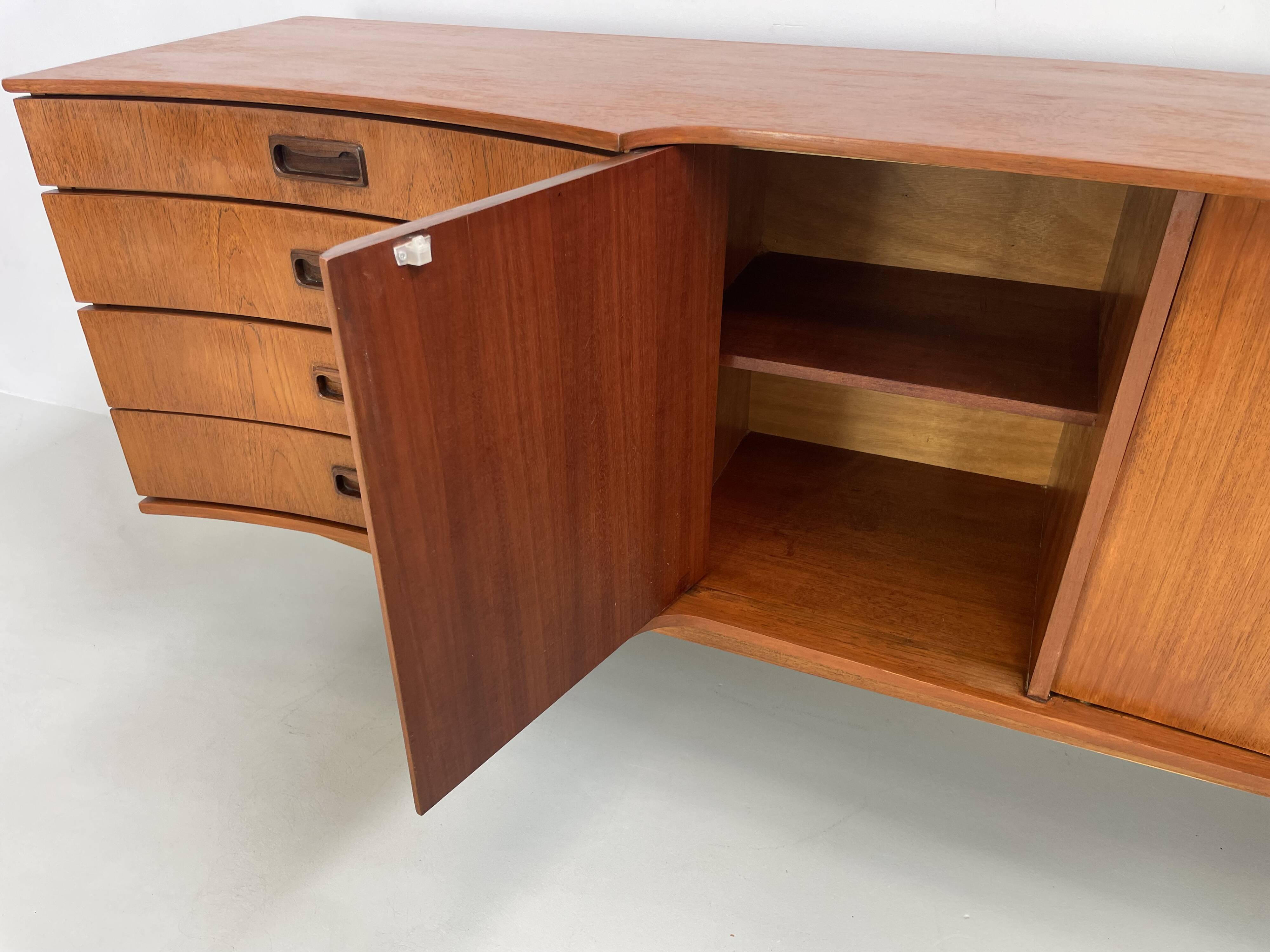 Buffet vintage unique et très rare des années 60.