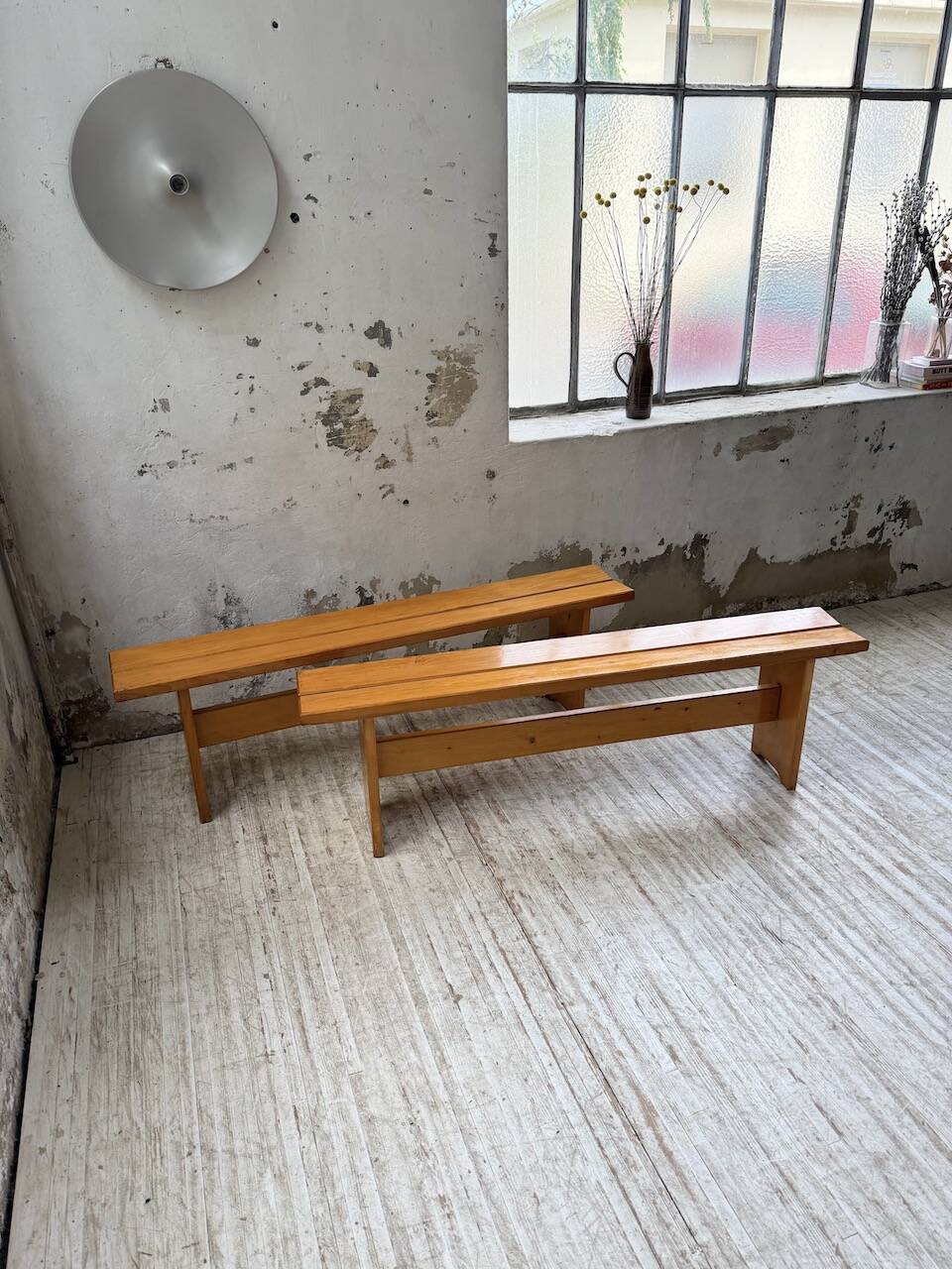 Paire de bancs en pin Charlotte Perriand Les arcs