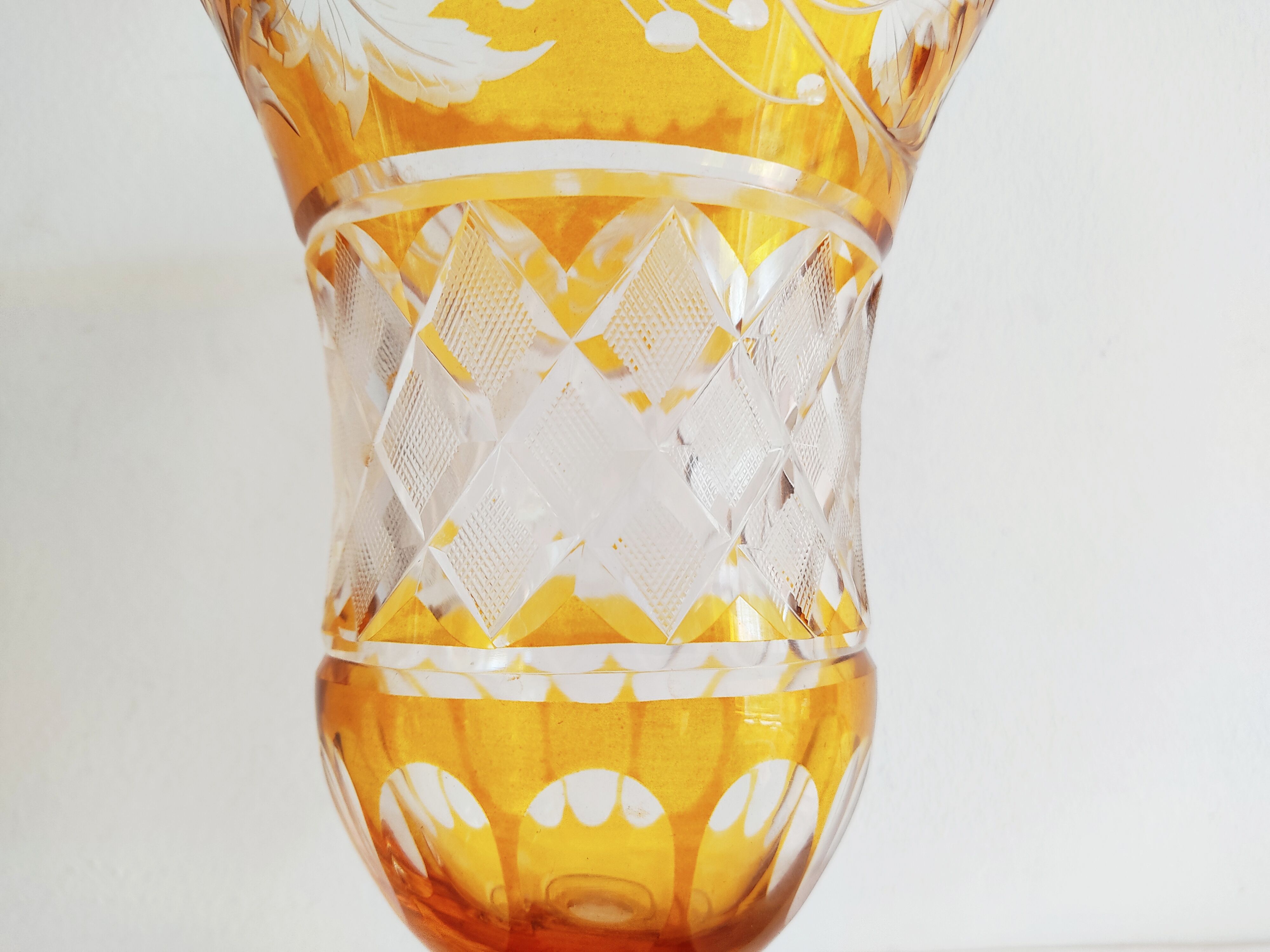 Vase verre doublé jaune fleurs incisées
