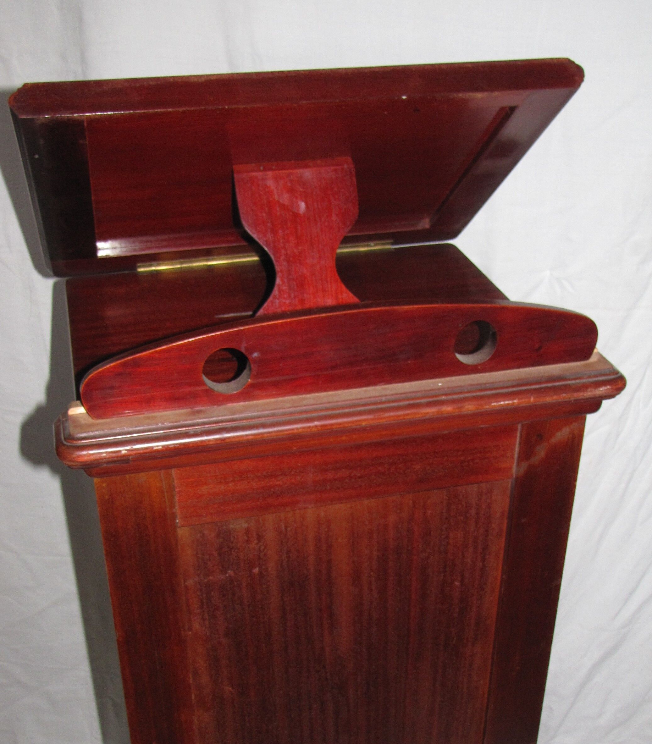 Curtain binder on roulette forming lectern