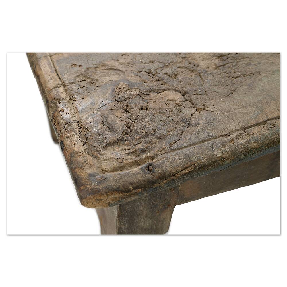 Table basse en bois massif patiné